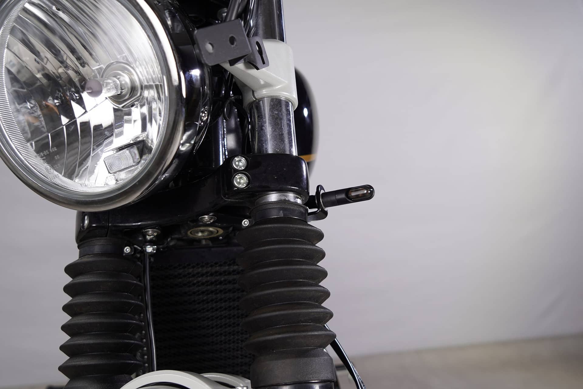 Front turn signals bracket for Royal Enfield Interceptor 650 & Continental GT 650 Front turn signals bracket for Royal Enfield Interceptor 650 & Continental GT 650